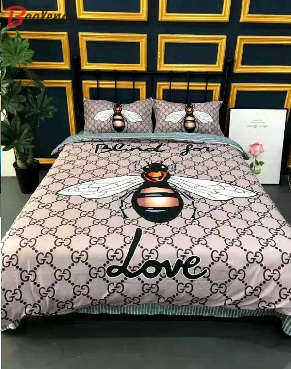 Gucci bee love new logo hot luxury brand bedding sets bedspread duvet cover set, bedroom decor , thanksgiving decorations for home best luxury bed sets gift thankgivings and christmas Bedding Sets